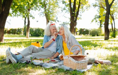 Çok mutlu neşeli kadın gıda çalışıyor