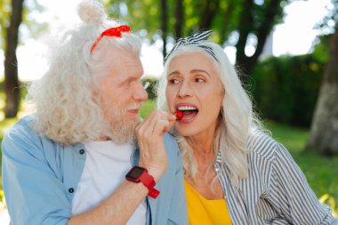 Çilek ısırma memnun güzel kadın