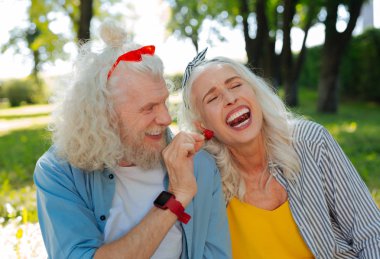 Neşeli mutlu adam çilek sunan