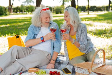 Şarap içme mutlu neşeli çift