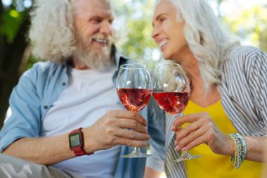 Gözlük şarap ile seçici odak