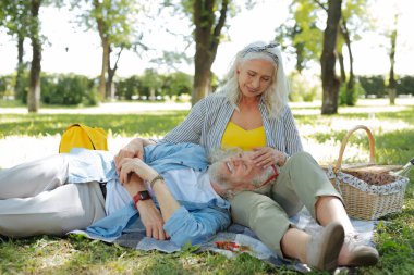Onun hanımları kucakta yatan memnun mutlu adam