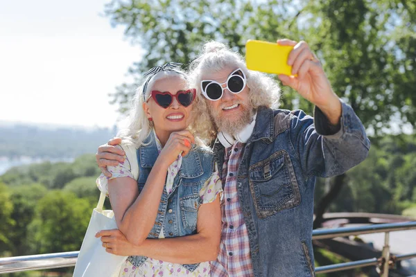 Personas mayores encantadas con gafas de sol —  Fotos de Stock