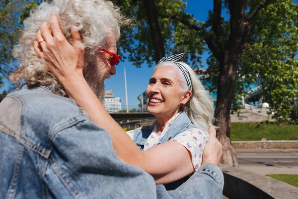 Mujer agradable positiva sintiéndose alegre —  Fotos de Stock