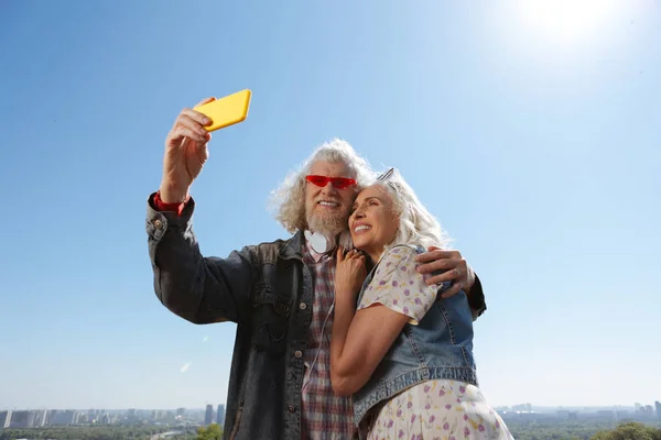 Alegre pareja de ancianos disfrutando de su día —  Fotos de Stock