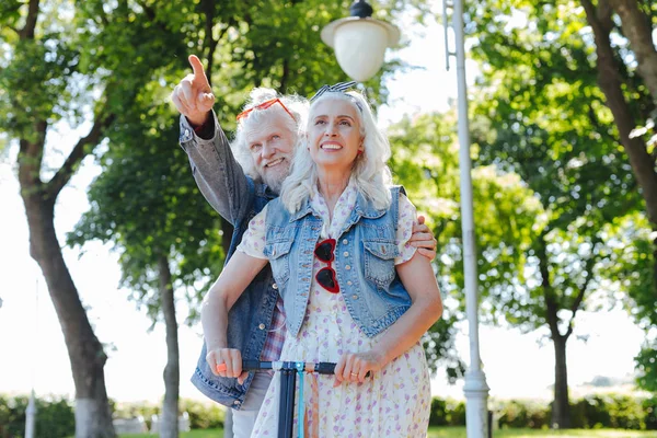 Boldog szakállas ember áll mögötte a felesége — Stock Fotó