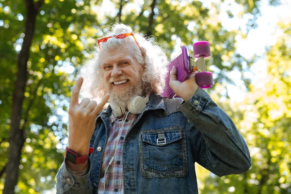 Alegre hombre feliz en el parque — Foto de Stock