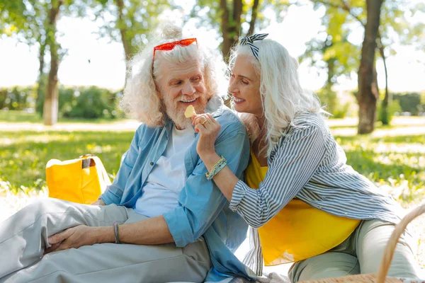 Probieren Sie Aus Fröhliche Glückliche Frau Hält Chips Der Hand — Stockfoto