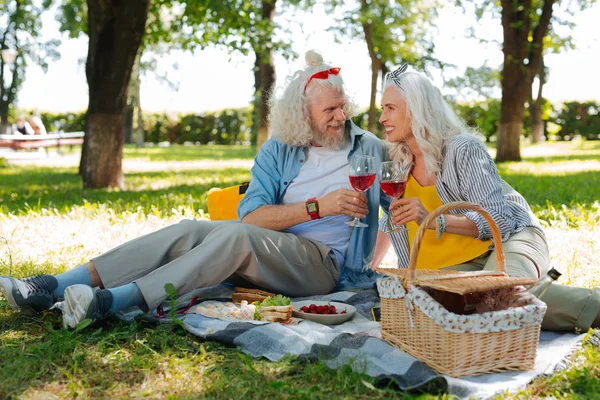 Alegre buena pareja disfrutando del vino — Foto de Stock