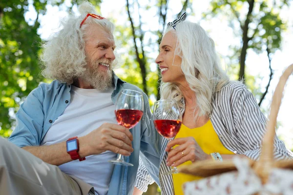 Feliz pareja de ancianos celebrando aniversario —  Fotos de Stock