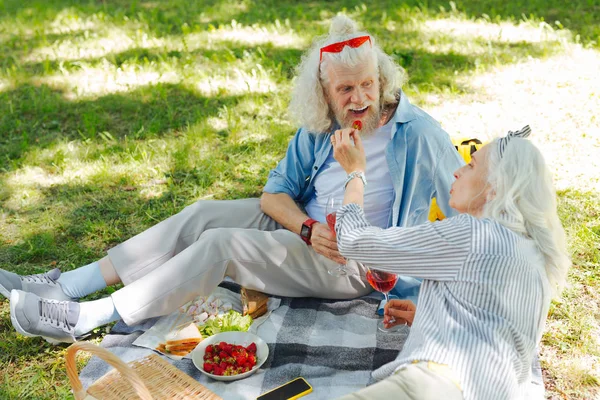 Çok mutlu güzel kadın kocası besleme