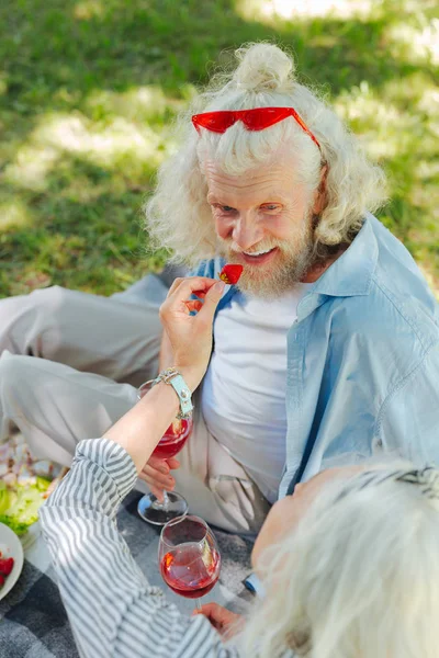 Приємний чоловік їсть полуницю — стокове фото