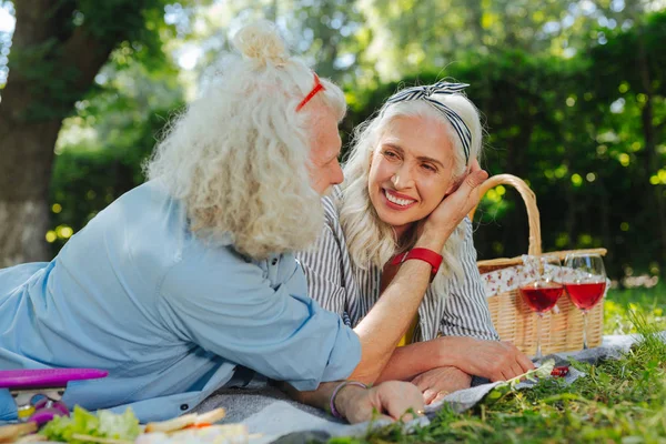 Güzel hoş adam onun bakım gösterilen