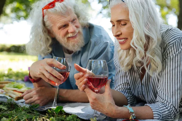 Весела позитивна жінка дивиться на келих з вином — стокове фото