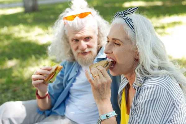 Bir sandviç yemek güzel mutlu kadın