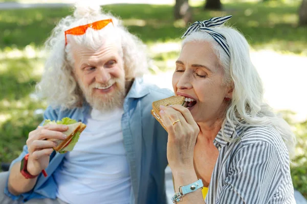 Задоволена позитивна жінка кусає бутерброд — стокове фото
