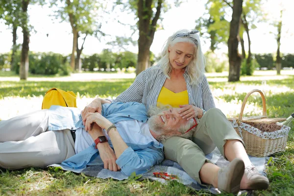 Onun hanımları kucakta yatan memnun mutlu adam