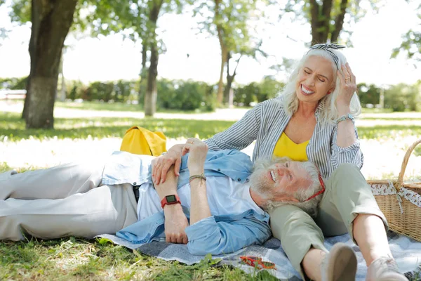 Onların hafta sonları zevk mutlu neşeli çift