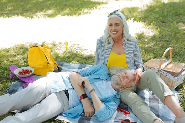 Güzel neşeli adam mutlu hissediyor