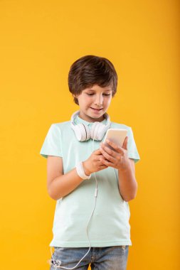 Mutlu çocuk modern telefonunu kullanarak