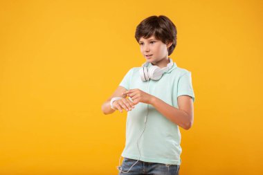 Düşünceli çocuk modern bir saati