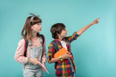 Bir şeye işaret mutlu sevimli çocuk