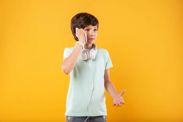 Skoncentrowany dziecko rozmawia przez telefon — Zdjęcie stockowe