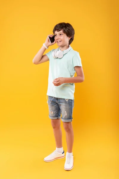 Radosne dziecko rozmawia przez telefon — Zdjęcie stockowe