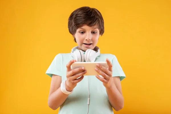 Inspirado menino usando seu telefone moderno — Fotografia de Stock