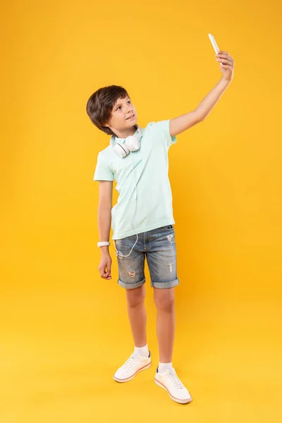 Sorrindo menino tomando selfies e se divertindo — Fotografia de Stock