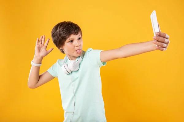 Ragazzo eccitato scattare selfie e divertirsi — Foto Stock