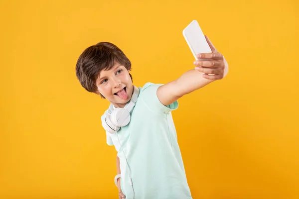 Deliziato ragazzo prendendo selfie e divertirsi — Foto Stock