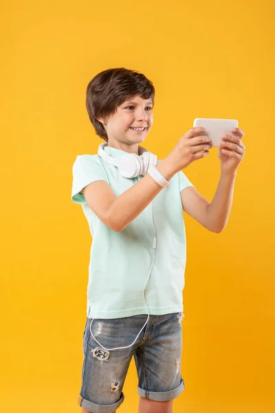 Feliz chico tomando selfies y divirtiéndose — Foto de Stock