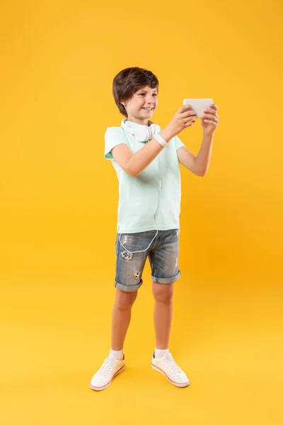 Chico alegre tomando selfies y divirtiéndose — Foto de Stock