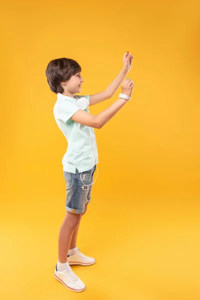 Alegre preadolescente sosteniendo banderas pequeñas — Foto de Stock