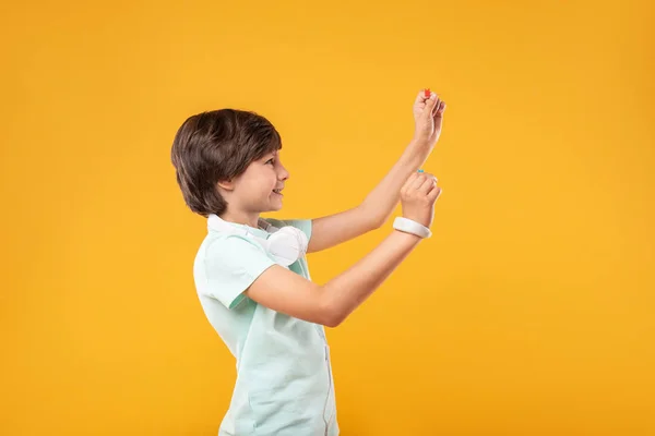 Happy preteen holding tiny flags — Stock Photo, Image