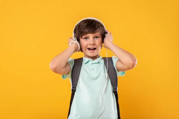 Zainspirowany uczniak słuchanie muzyki — Zdjęcie stockowe