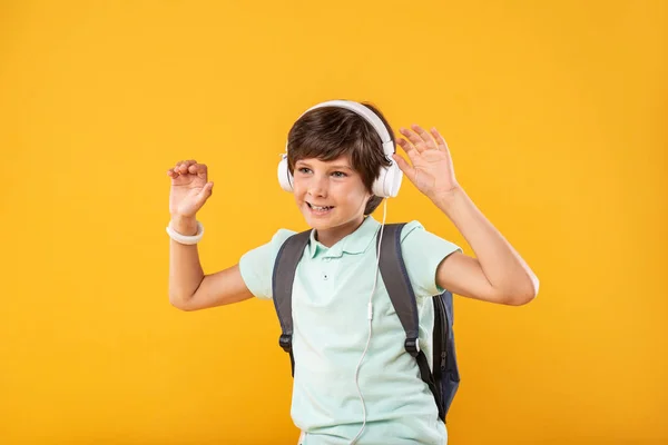 Radosny uczniak słuchanie muzyki — Zdjęcie stockowe
