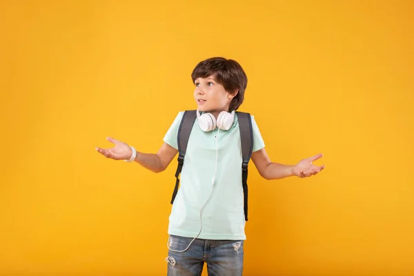 Verbijsterd jongen dragen zijn Schooltasje — Stockfoto