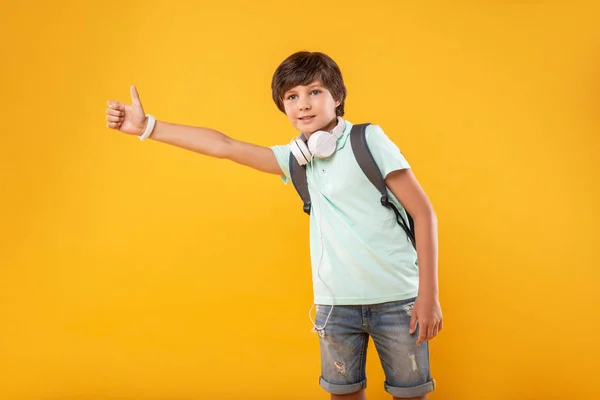 Joyeux petit garçon essayant l'auto-stop — Photo