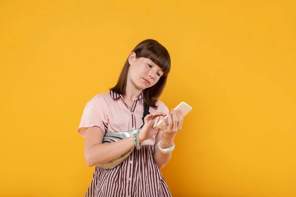 Geconcentreerd meisje typen op haar telefoon — Stockfoto