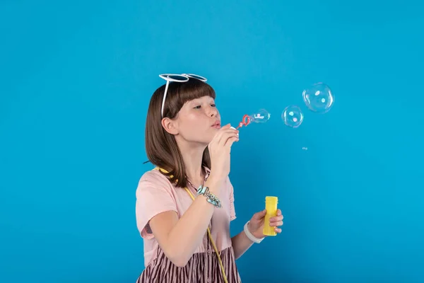 Contenuto ragazza soffiando bolle di sapone — Foto Stock