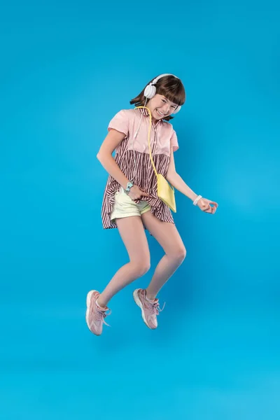 Divirtiéndose Alegre Chica Encantadora Saltando Escuchando Música — Foto de Stock