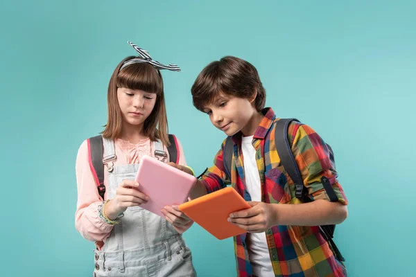 Schüler mit ihren Tablets begeistert — Stockfoto