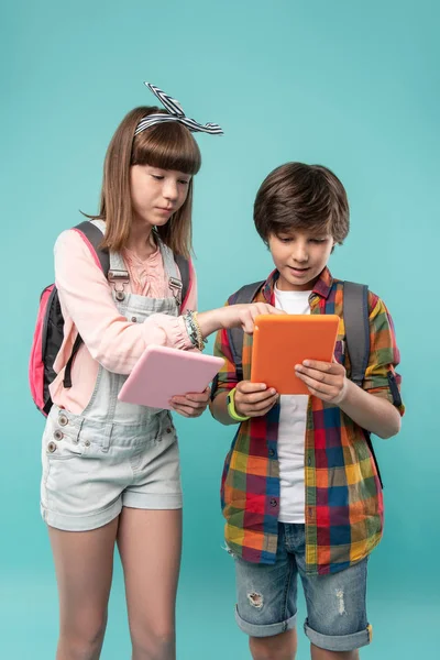 Konzentrierte Schüler halten ihre Tablets in der Hand — Stockfoto