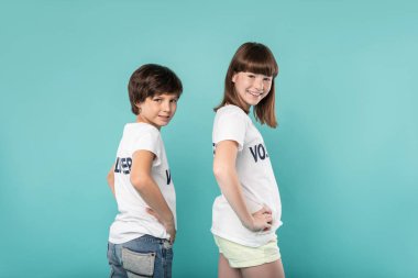 Neşeli gönüllüler üzerinde onların waists onların elele