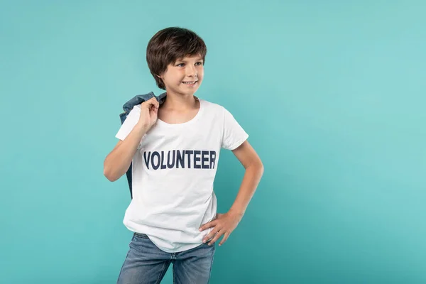 Uitbundige jonge vrijwilligers houden van zijn jasje — Stockfoto