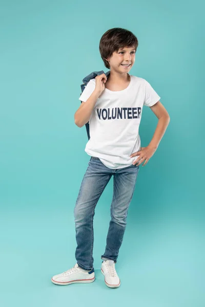 Geïnspireerd jonge vrijwilligers houden van zijn jasje — Stockfoto