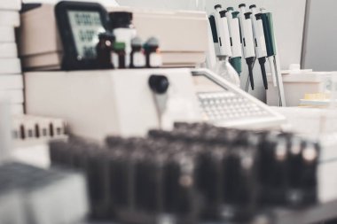 Seçici odak kan pipet aletleri