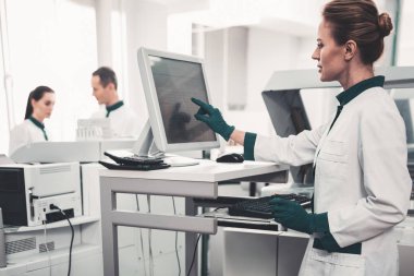 Bilgisayarla çalışma konsantre laboratuvar asistanı kadar bel